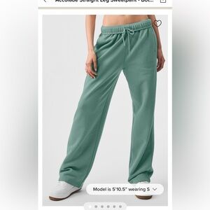 Alo yoga accolade straight leg sweatpants, size xs, color “botanical green”